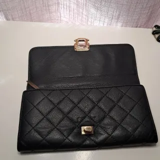 Cartera UTERQUE negra con detalle dorado
