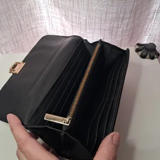 Cartera UTERQUE negra con detalle dorado