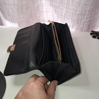 Cartera UTERQUE negra con detalle dorado