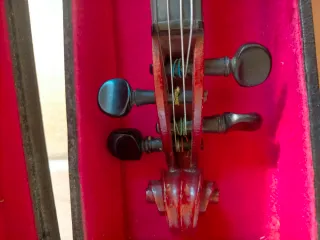 Violín antiguo con arco y funda