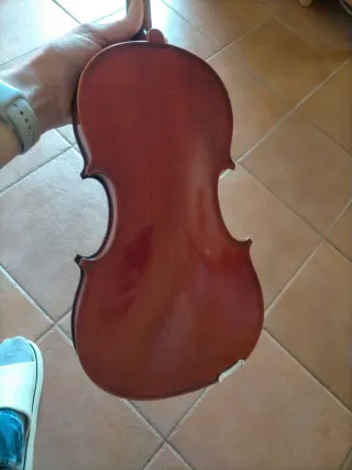 Violín antiguo con arco y funda