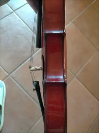 Violín antiguo con arco y funda