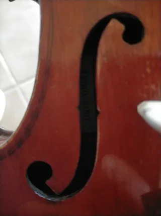 Violín antiguo con arco y funda