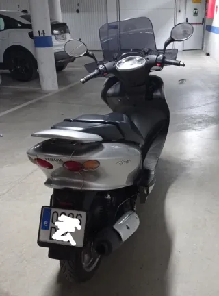 Yamaha 125cc Plata Maxi Scooter