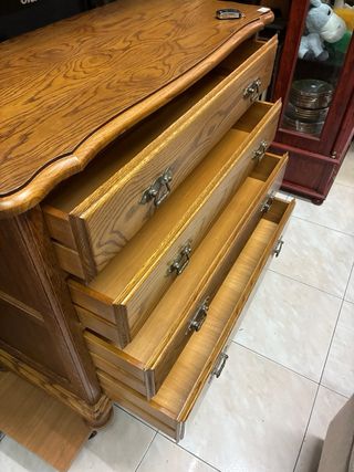 Cómoda de madera con 4 cajones