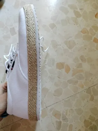 Zapatillas de lona blancas nuevas
