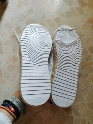 Zapatillas de lona blancas nuevas