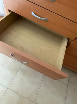 1 cómoda y 2 mesitas de noche