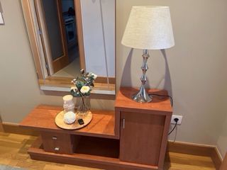 Lámpara moderna de mesa beige y plateada