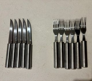 Set de cubiertos de metal plateado