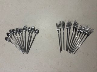 Set de cubiertos de metal plateado