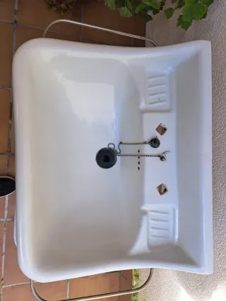 Lavabo antiguo con soporte