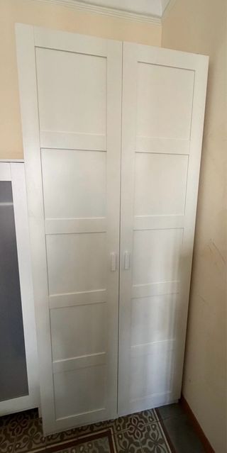 Armario blanco de madera