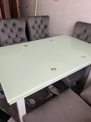 Mesa de cristal y metal