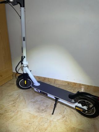 Patinete eléctrico blanco