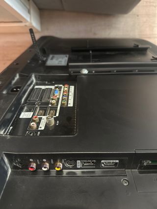 TV Samsung 32 Negra con colgador pared sin cable