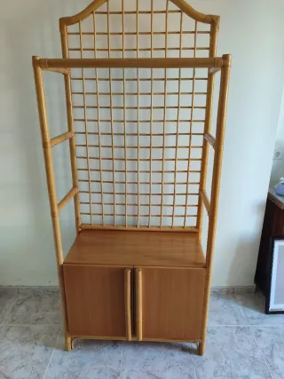 Mueble de caña de bambú con armario