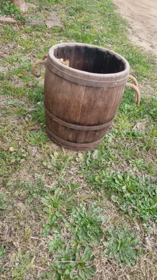 Barril de madera antiguo con asas