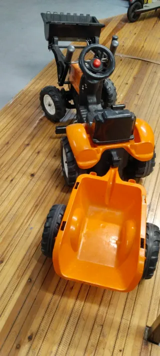 Tractor de pedales para niños con remolque