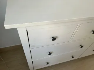 Cómoda HEMNES 8 cajones IKEA blanca.