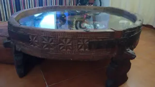 Mesa de centro de madera tallada con tapa de crist