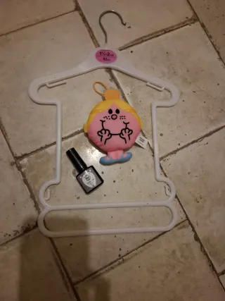 Percha infantil con peluche y esmalte