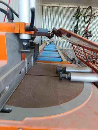 Tronzadora con carros laterales