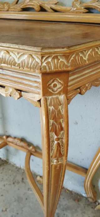 Silla antigua con tapizado,mueble entrada y espejo