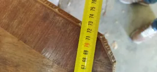 Silla antigua con tapizado,mueble entrada y espejo