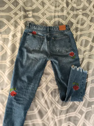 Pantalones vaqueros rotos con rosas