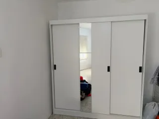 Armario blanco con puertas correderas y espejo