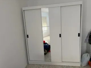 Armario blanco con puertas correderas y espejo