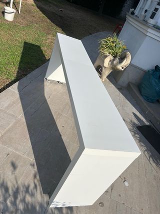 Mesa auxiliar blanca con ruedas para cama