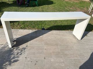 Mesa auxiliar blanca con ruedas para cama