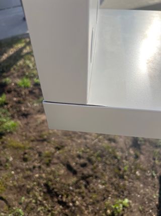 Mesa auxiliar blanca con ruedas para cama