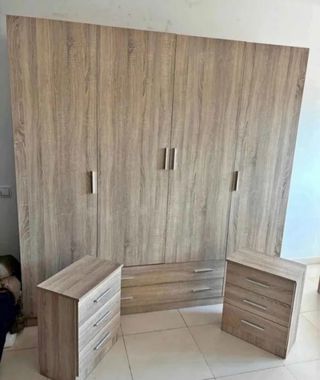 Armario de madera con cajones
