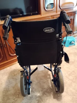 Silla de ruedas plegable azul