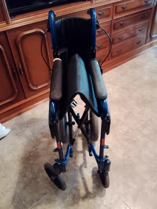 Silla de ruedas plegable azul