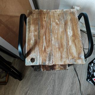 Tocadiscos Sunstech y mesa vintage