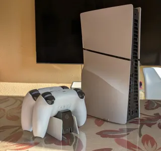 PS5 Slim 1TB + 2 mandos + base de carga + juego