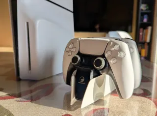 PS5 Slim 1TB + 2 mandos + base de carga + juego