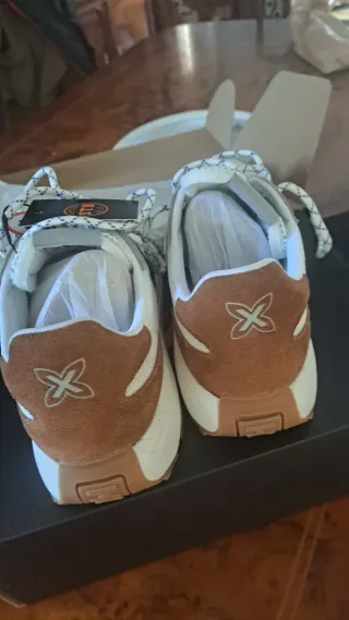 Zapatillas deportivas marrones y blancas