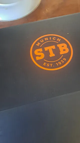 Zapatillas deportivas marrones y blancas