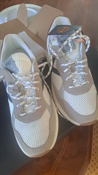Zapatillas deportivas marrones y blancas