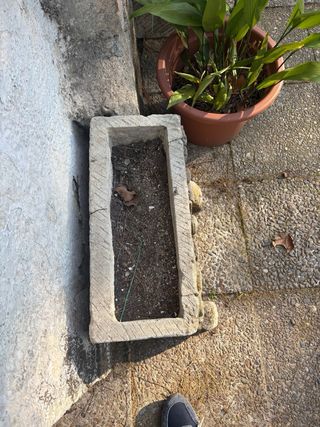 Maceta de piedra antigua con relieves tengo 2