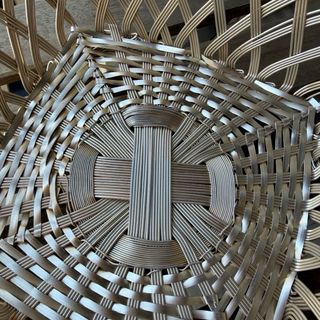 Cesta decorativa de metal trenzado de Zara Home