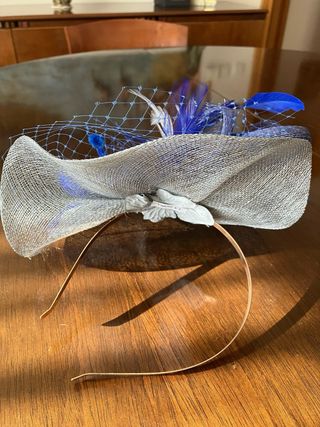 Tocado de fiesta azul y plateado