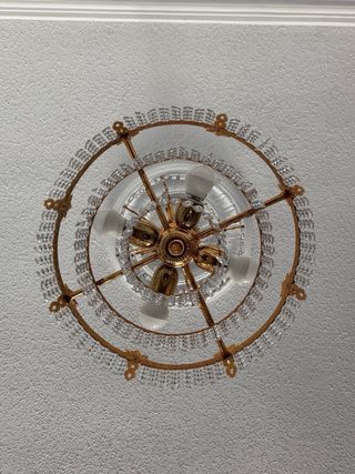 Lámpara de techo dorada con apliques de cristal