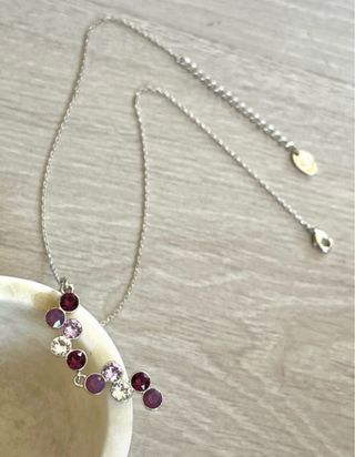 Collar fino plateado con cristales lila