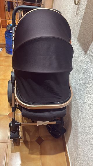 Carro de bebé negro y dorado